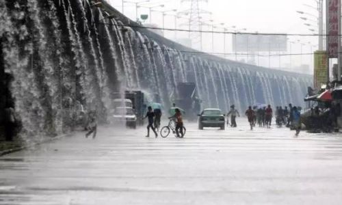 狂风暴雨是什么季节