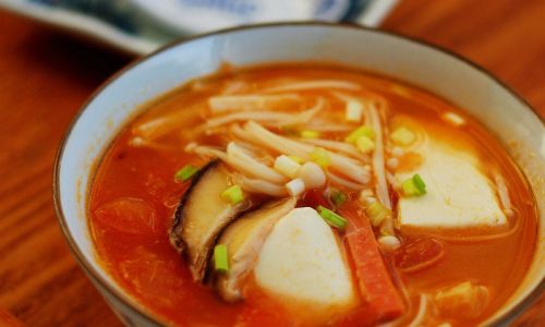 西红柿和菌类一起熬汤