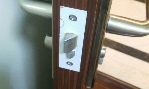 卧室门反锁了没有钥匙开锁的方法